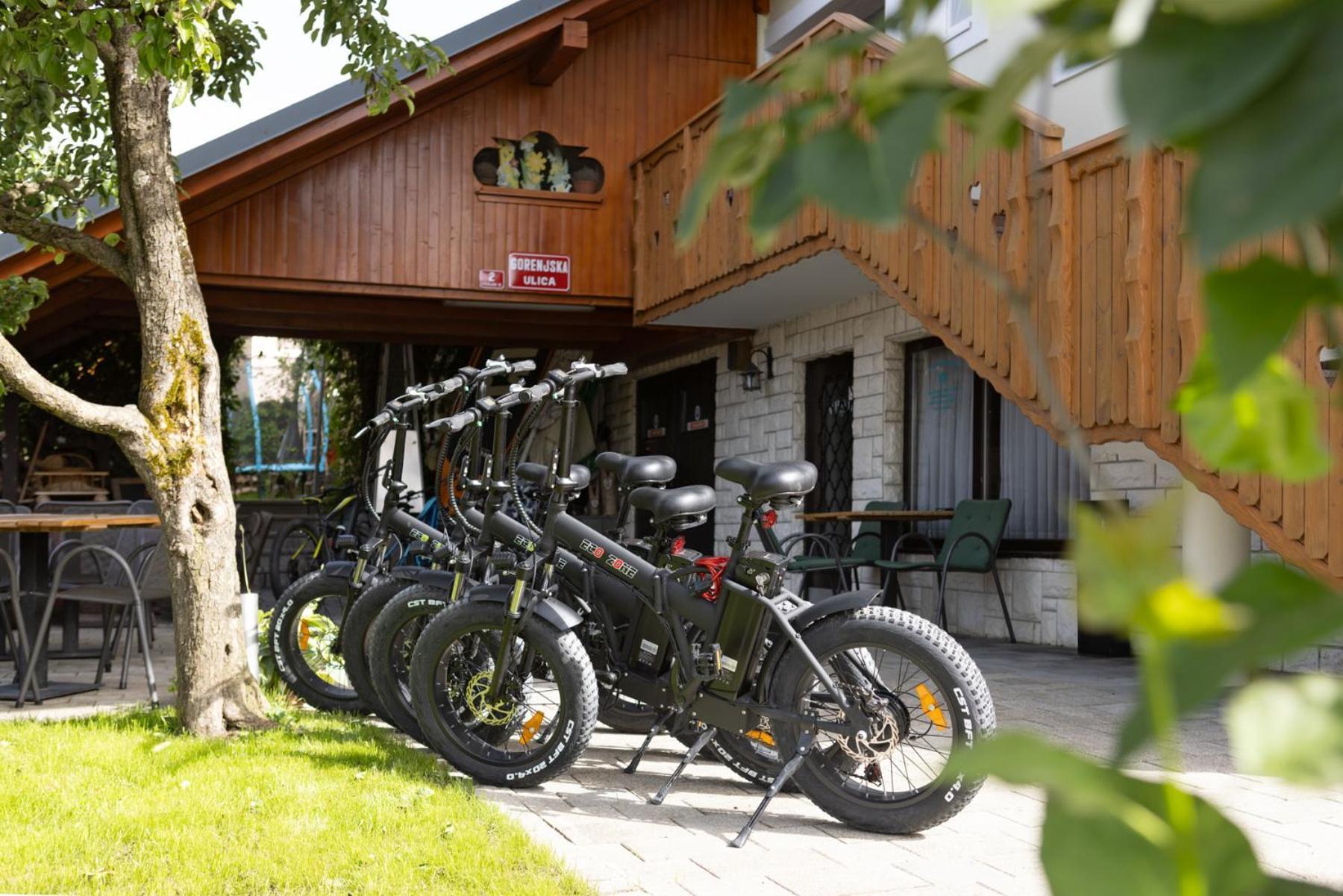 Gostisce Pri Dveh Petelinih Hotel Блед Екстериор снимка