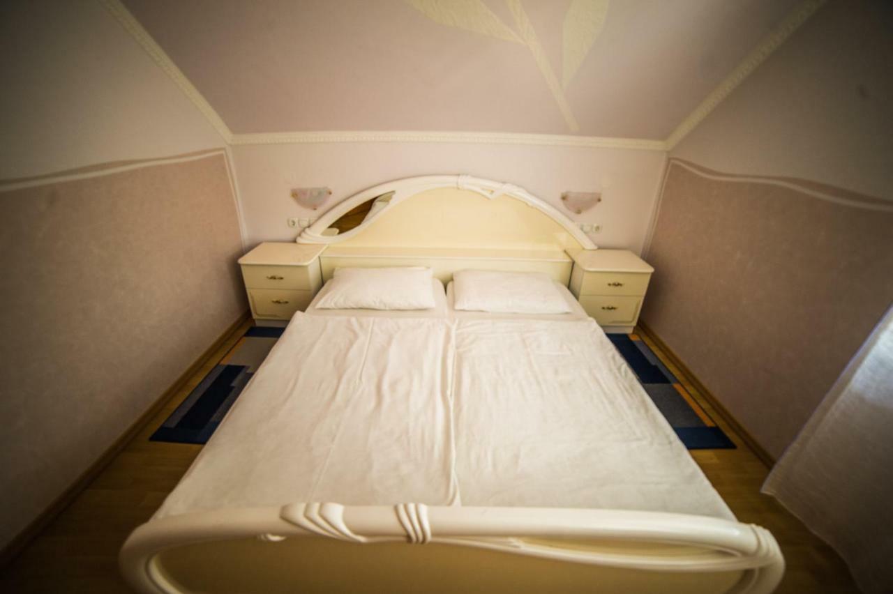 Gostisce Pri Dveh Petelinih Hotel Блед Екстериор снимка