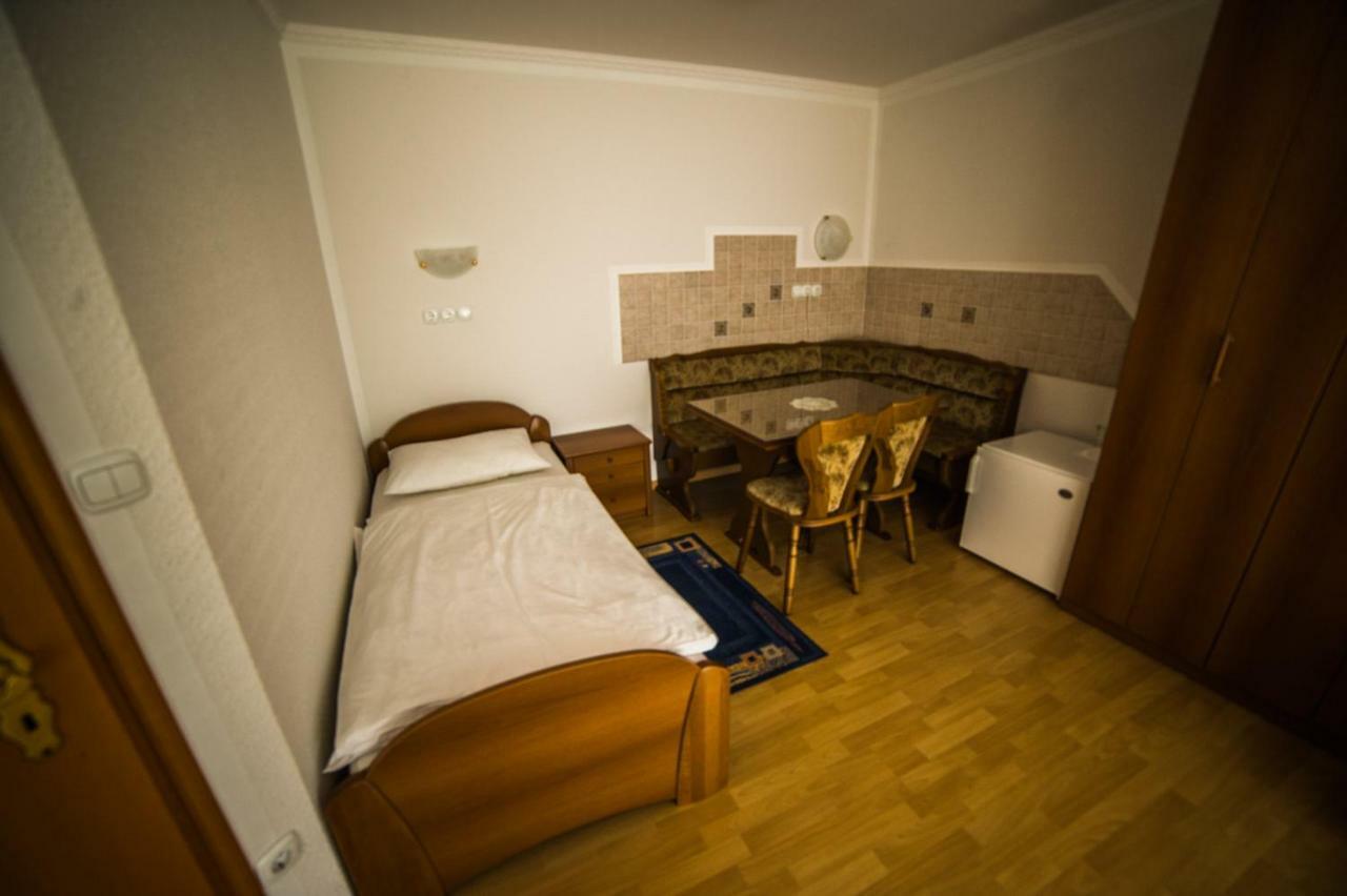 Gostisce Pri Dveh Petelinih Hotel Блед Екстериор снимка